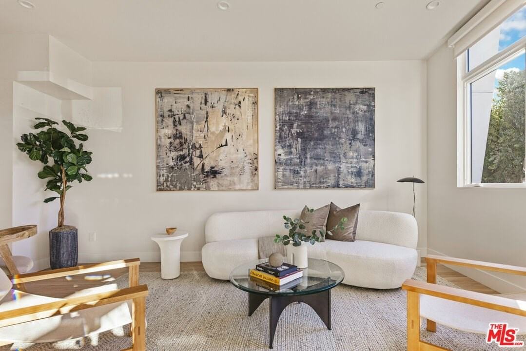 3230 S Barrington Ave - Photo 2 of 18