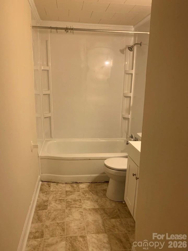 1345 Standish St Apt B #B - Photo 4 of 13