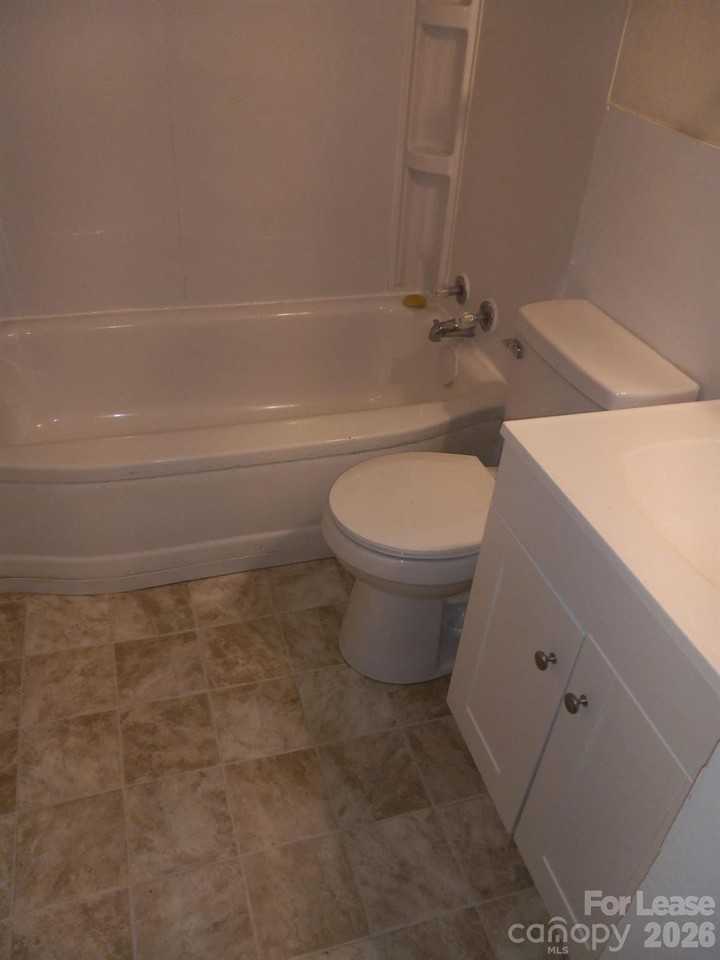 1345 Standish St Apt B #B - Photo 5 of 13