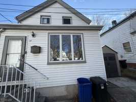 featured image of 17 De Groot Pl