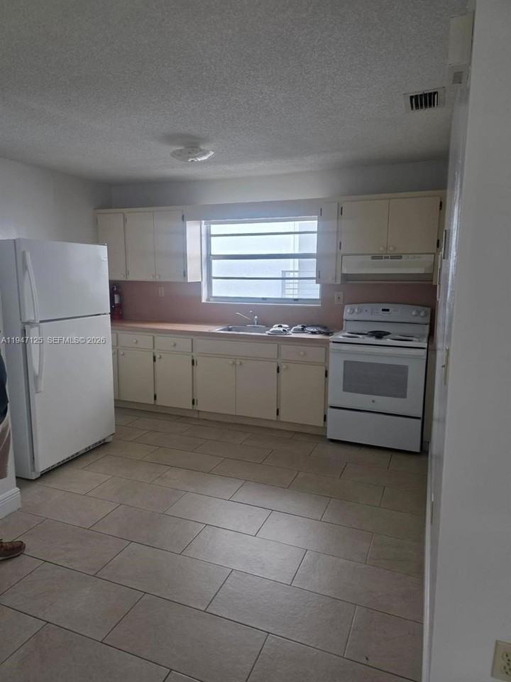 1575 Nw 1st St #3 - Photo 2 of 13