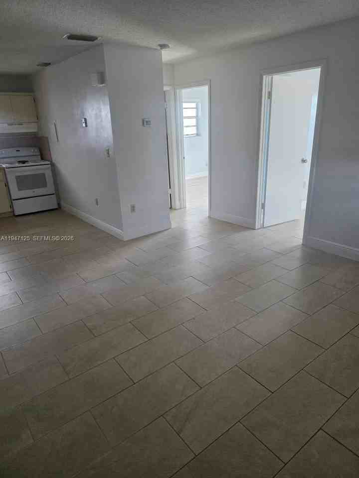 1575 Nw 1st St #3 - Photo 3 of 13