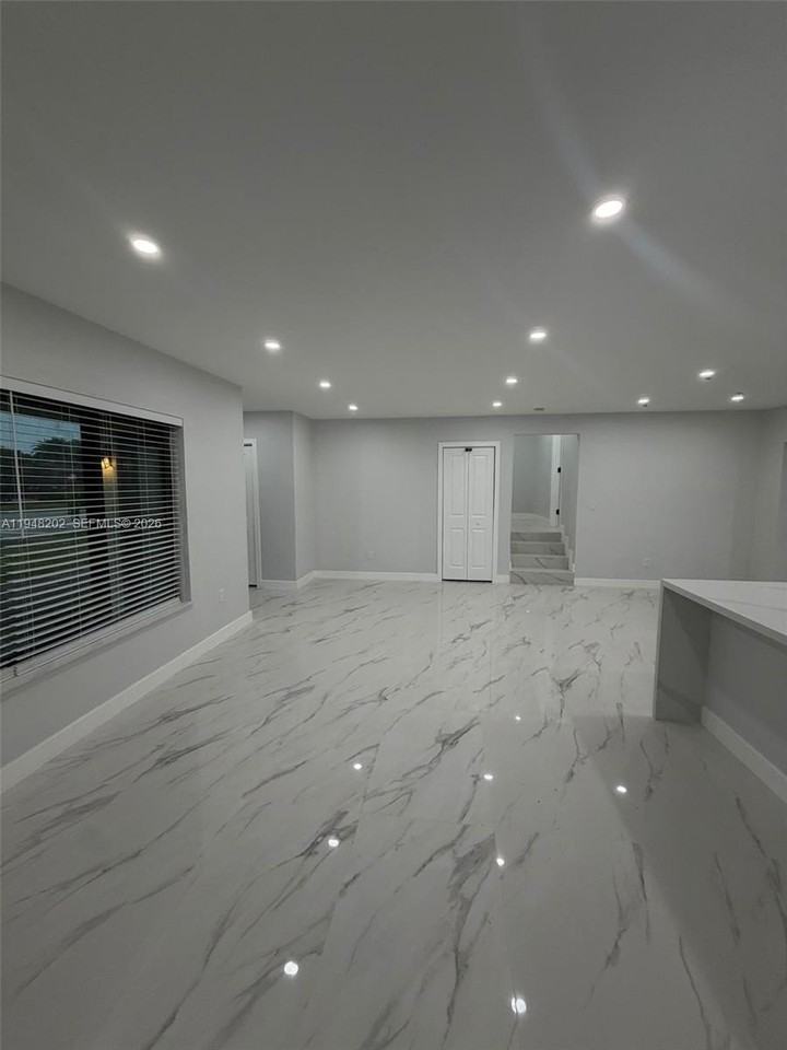 1085 Nw 191st St #1085 - Photo 4 of 14