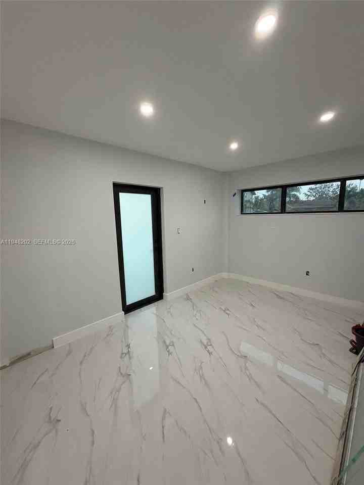 1085 Nw 191st St #1085 - Photo 5 of 14