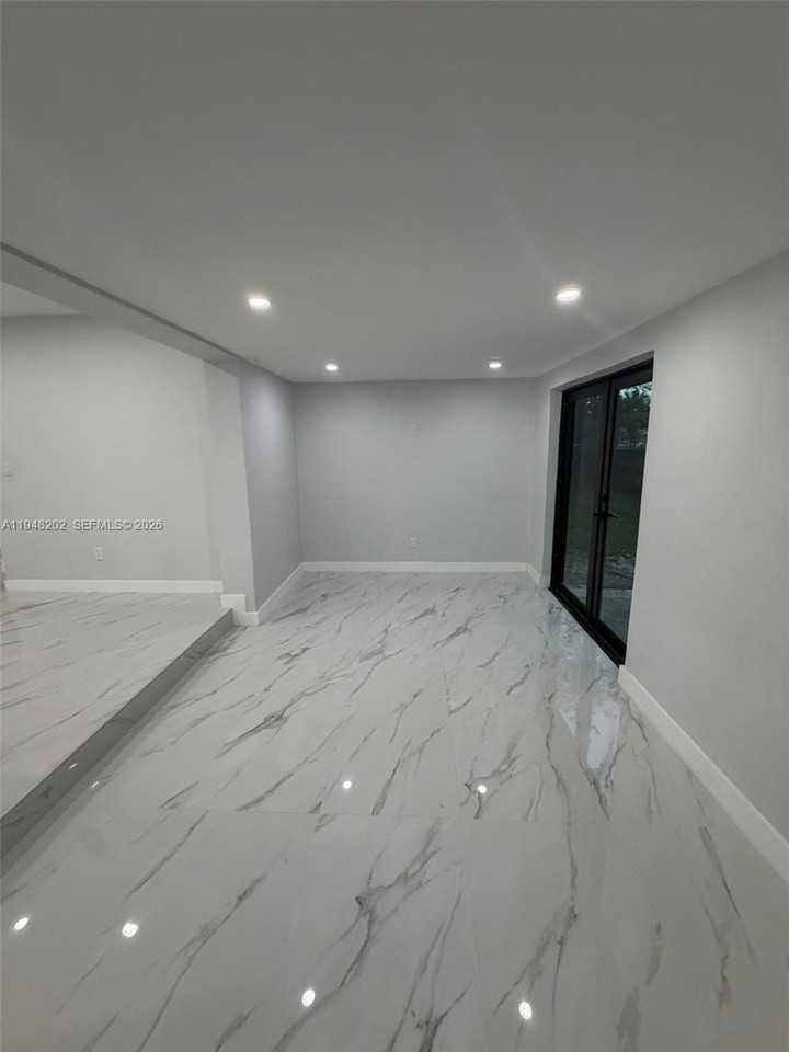 1085 Nw 191st St #1085 - Photo 6 of 14