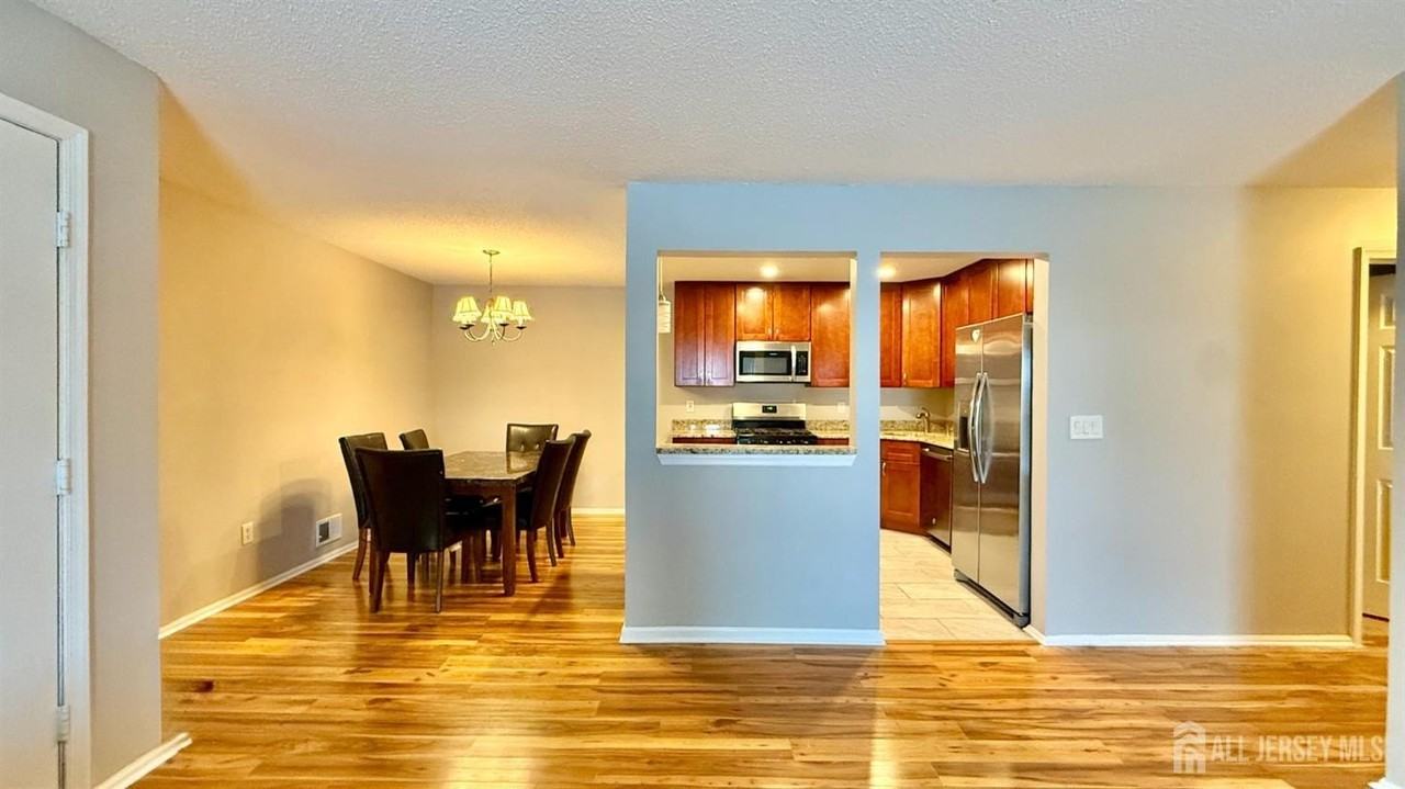 304 Bromley Pl - Photo 4 of 13