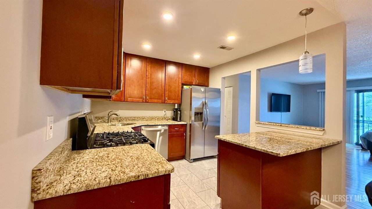 304 Bromley Pl - Photo 5 of 13