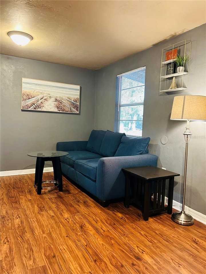 1027 Se 5th Ave - Photo 2 of 19