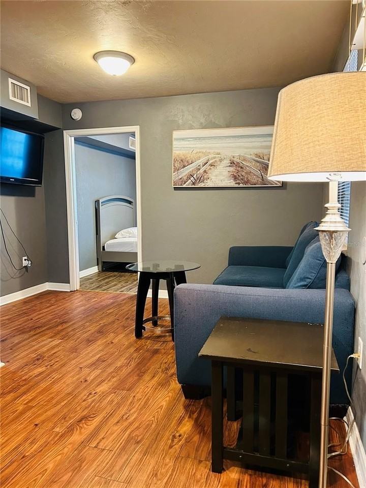 1027 Se 5th Ave - Photo 3 of 19