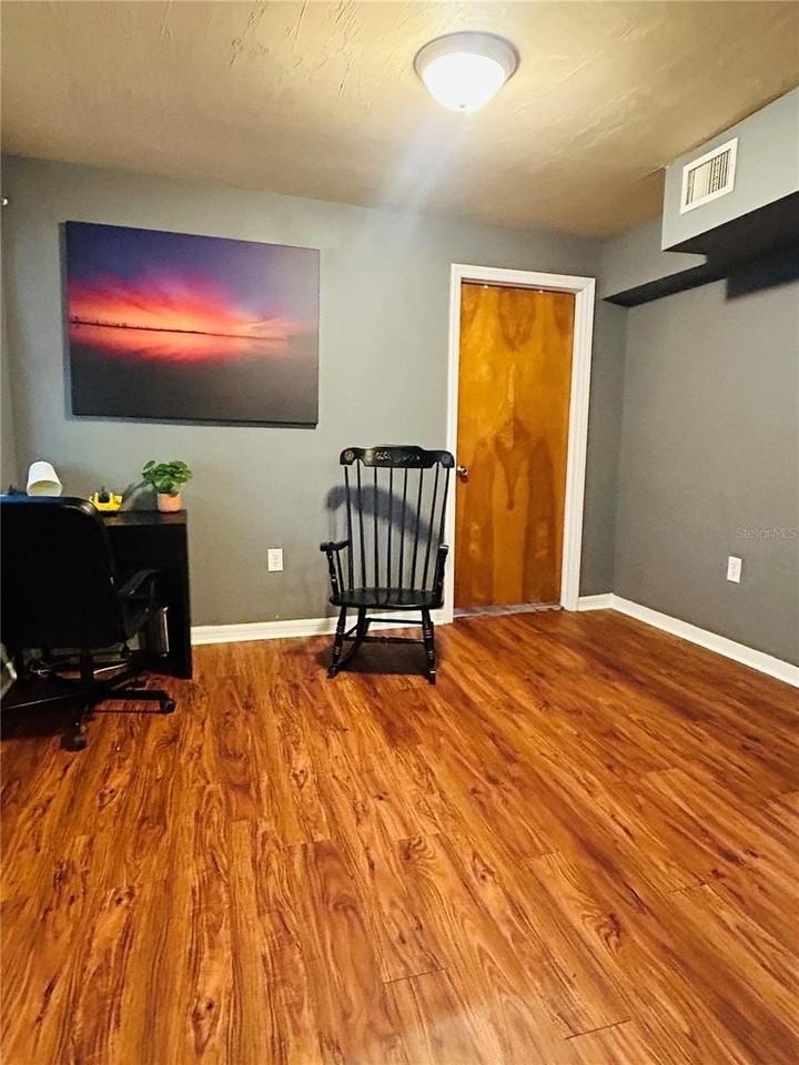 1027 Se 5th Ave - Photo 4 of 19