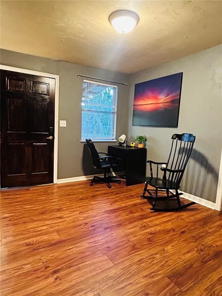 1027 Se 5th Ave - Photo 5 of 19