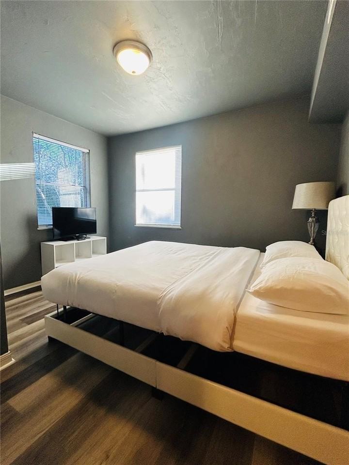 1027 Se 5th Ave - Photo 6 of 19