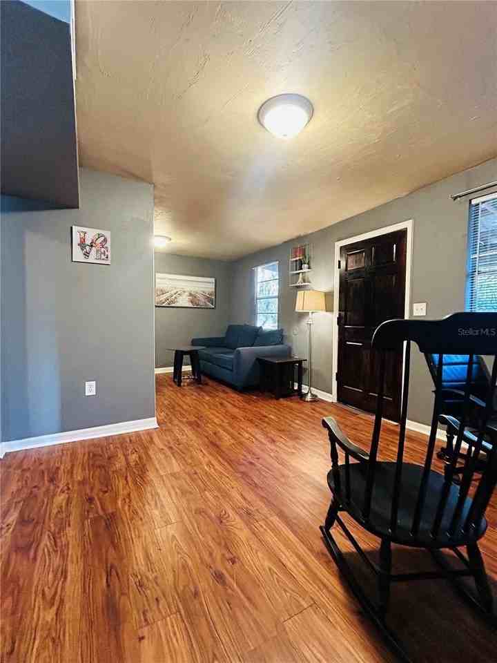 1027 Se 5th Ave - Photo 7 of 19