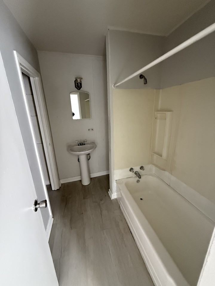 601 Young Ave #D - Photo 3 of 6