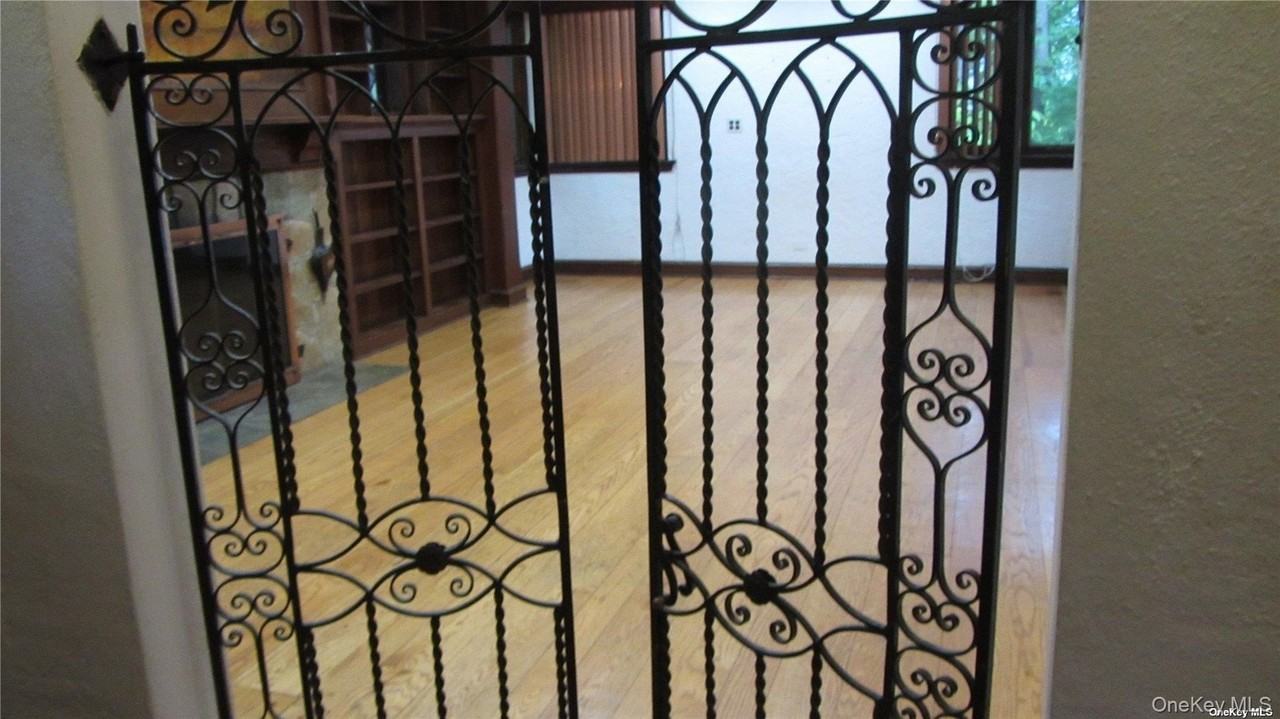 100 Hicks Ln - Photo 3 of 17