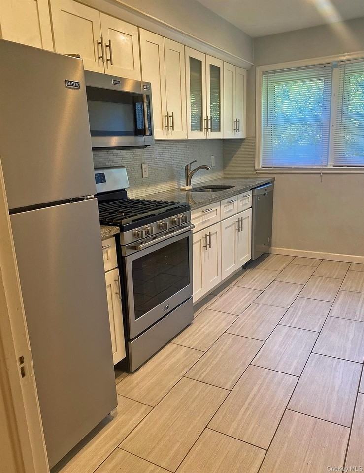 4916 Douglaston Pkwy Apt 2r #2R - Photo 3 of 7