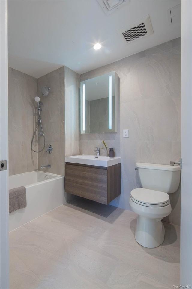 1433 31st Ave Apt 3f #3F - Photo 3 of 11