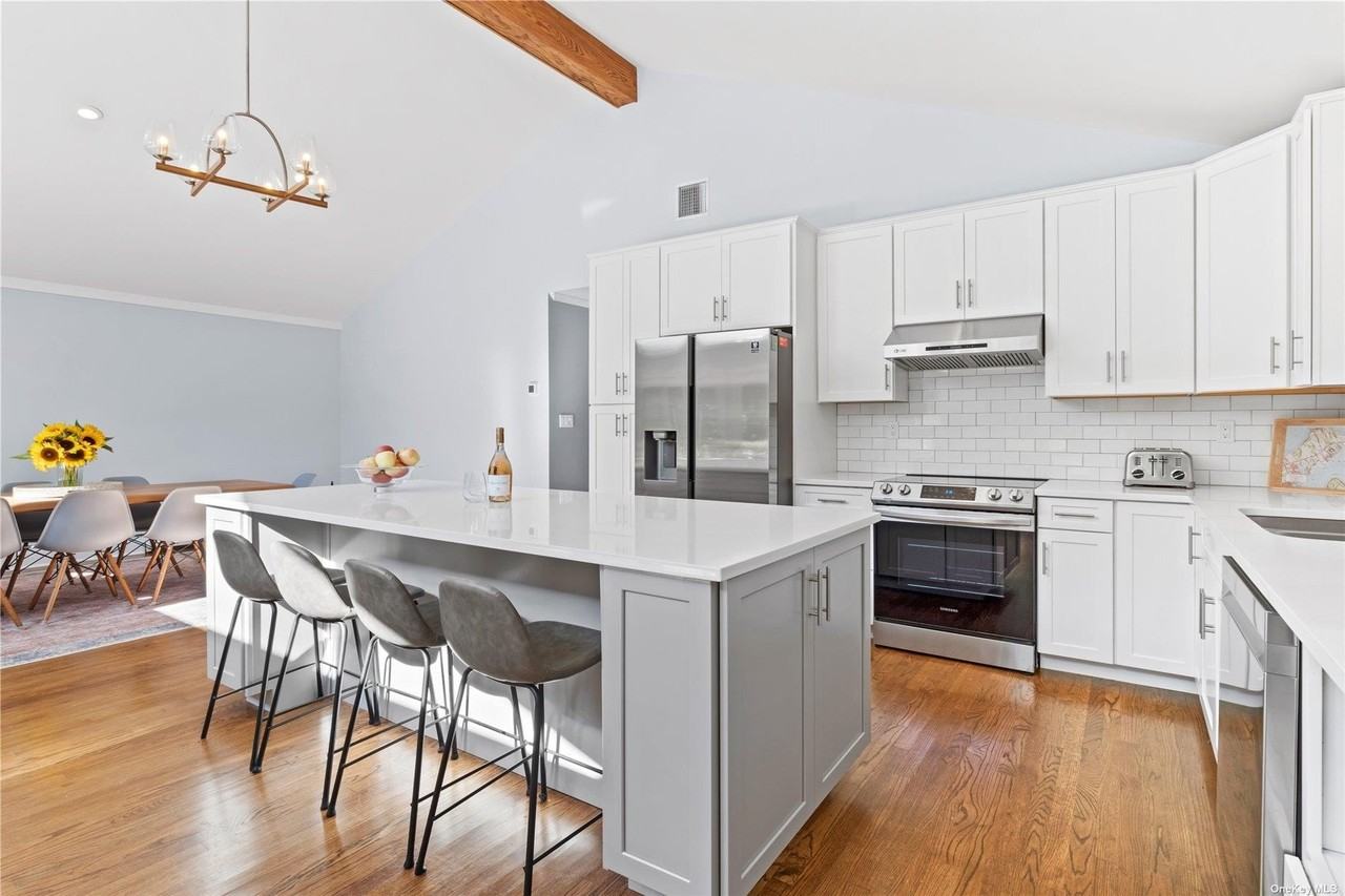 300 Marion Pl - Photo 3 of 34