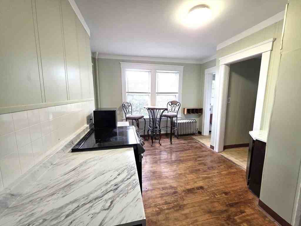 1168 Grafton St - Photo 5 of 11
