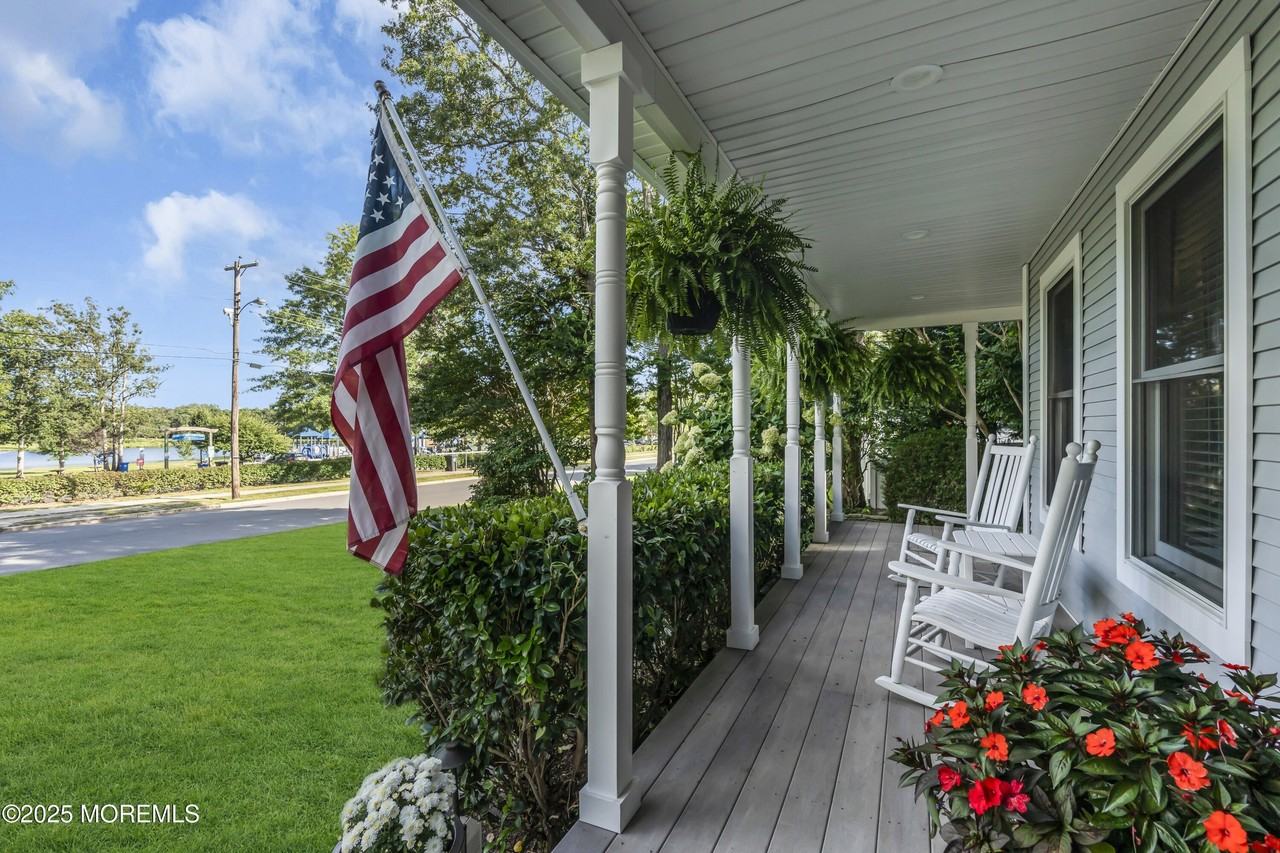 909 Bonita Ln - Photo 4 of 46