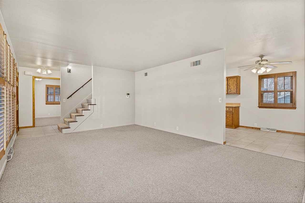 5631 S Oak St - Photo 6 of 38