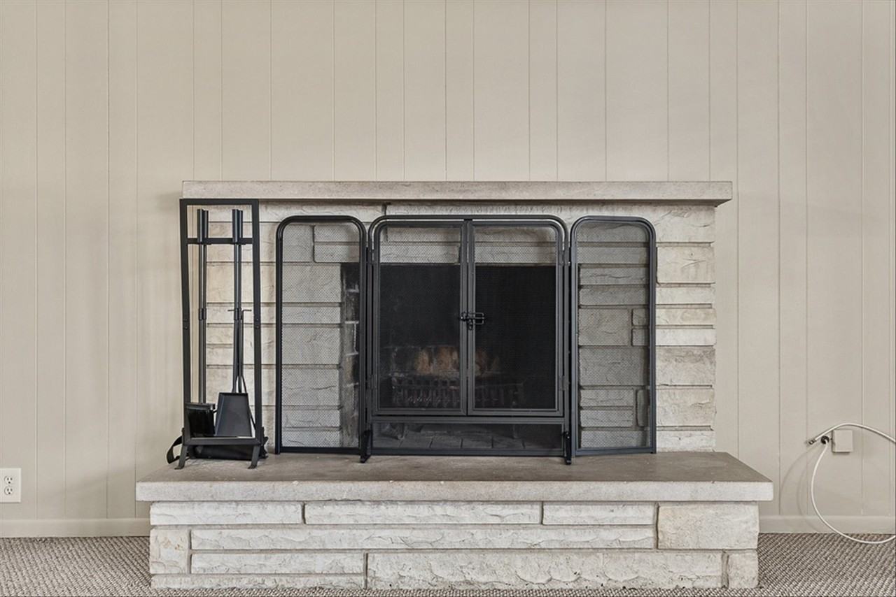 5631 S Oak St - Photo 7 of 38