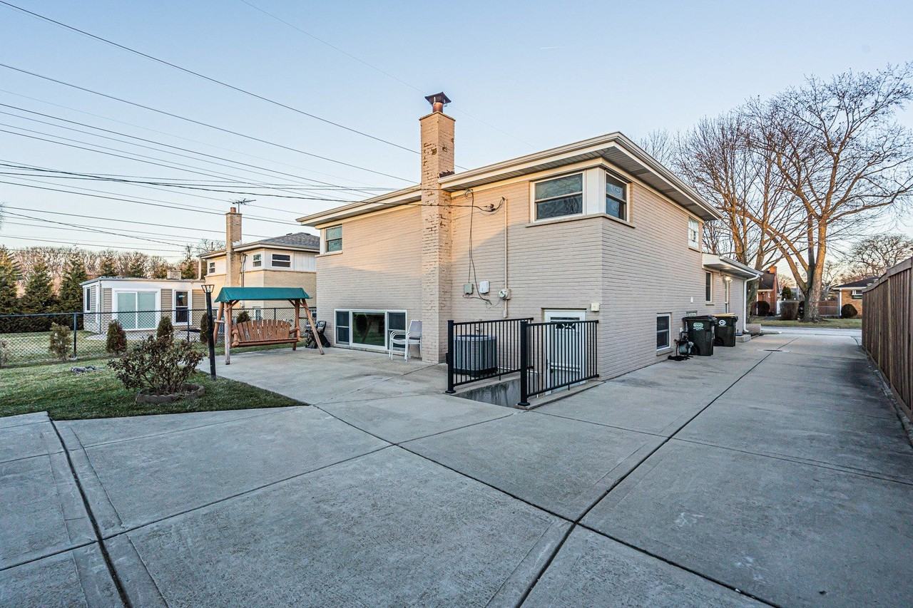 9314 Menard Ave - Photo 4 of 23