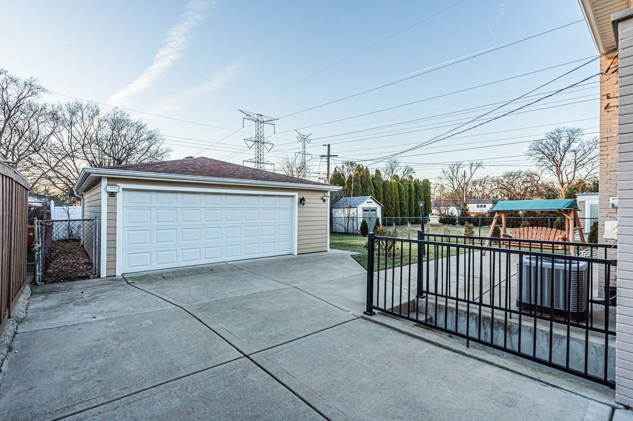 9314 Menard Ave - Photo 5 of 23