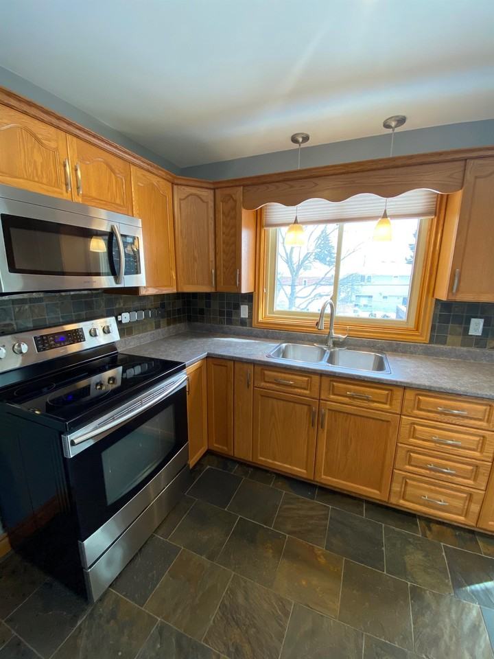 369 Applegrove Ave Uppr - Photo 2 of 39