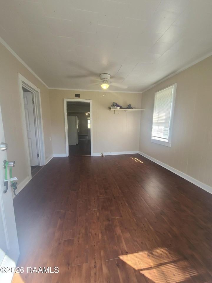 1032 N Railroad Ave - Photo 5 of 15