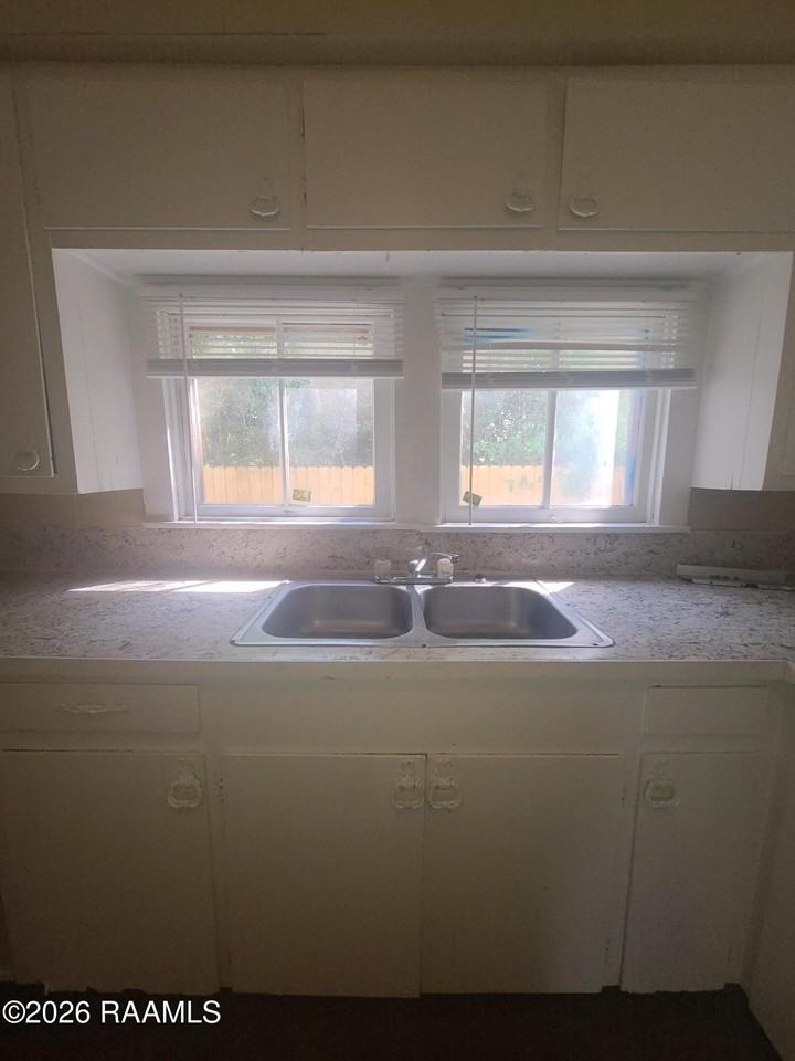 1032 N Railroad Ave - Photo 6 of 15