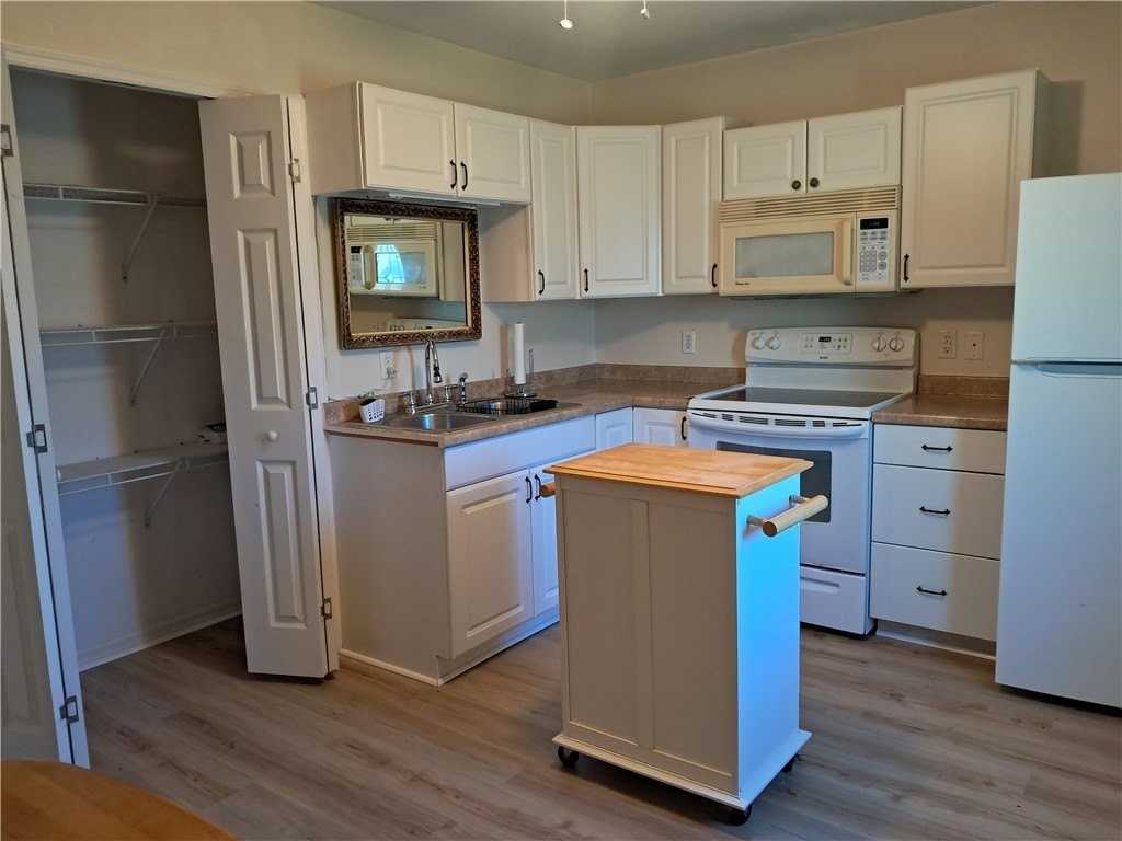 426 Easy St - Photo 4 of 10