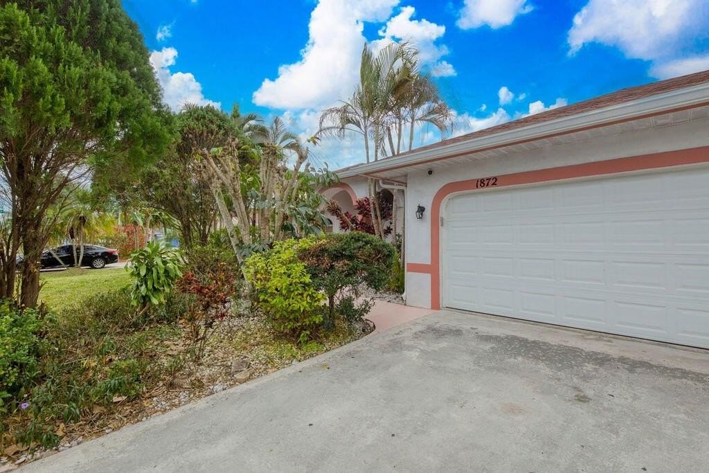 1872 Sw Airoso Blvd - Photo 2 of 37