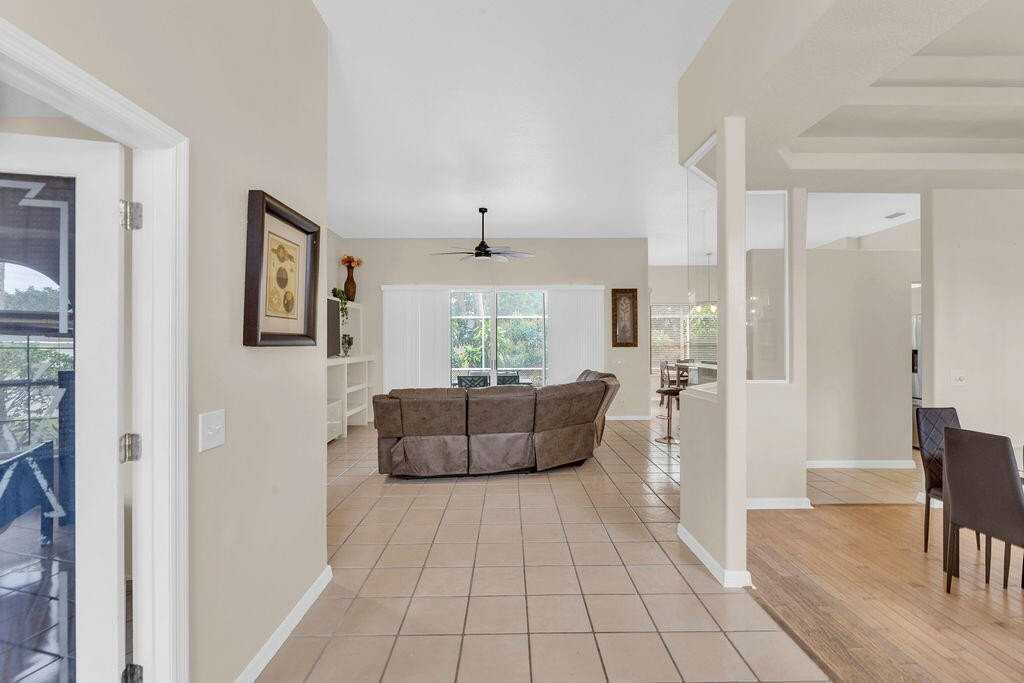 1872 Sw Airoso Blvd - Photo 5 of 37