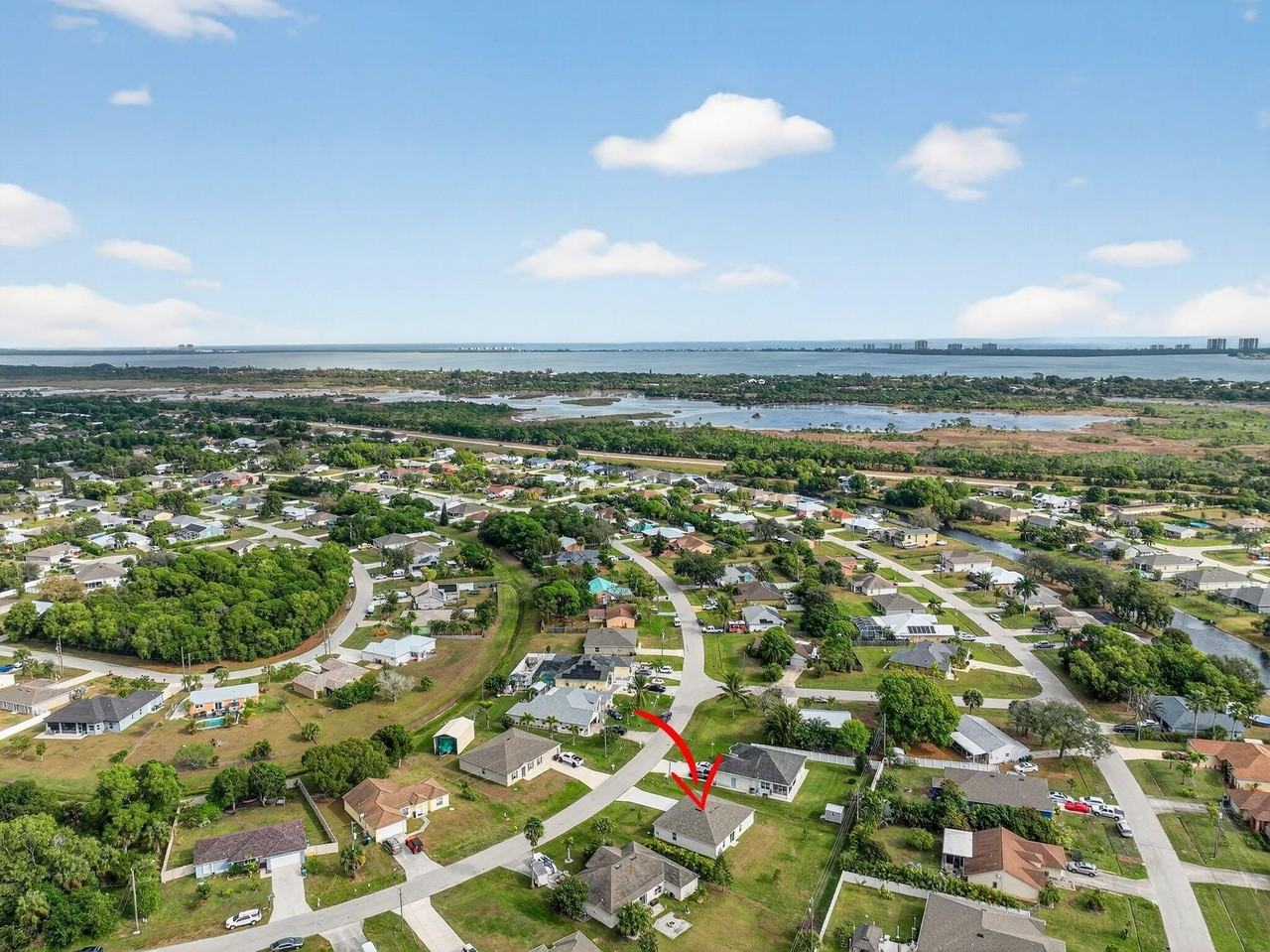 2121 Se Mandrake Cir - Photo 2 of 24