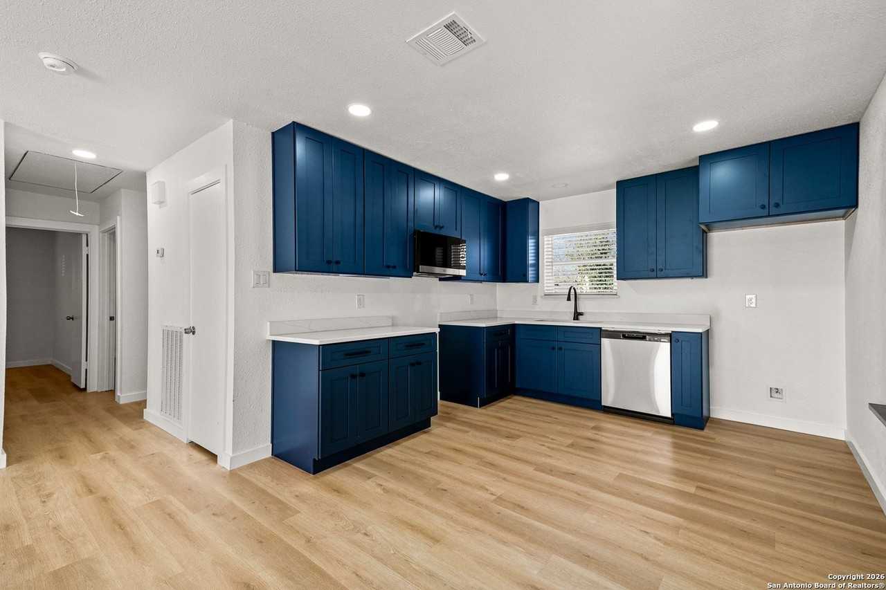 3325 Cliffside Dr - Photo 3 of 20