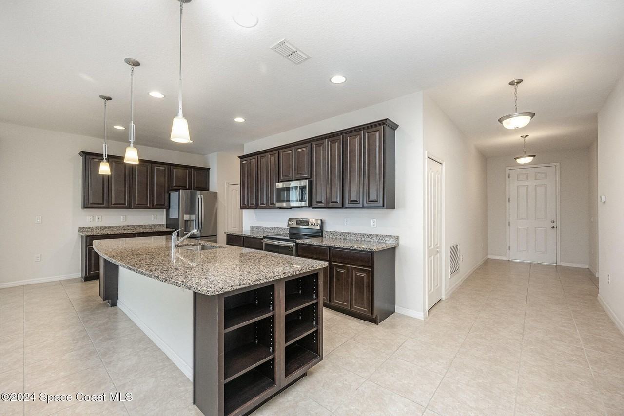 1421 Mycroft Dr - Photo 4 of 25