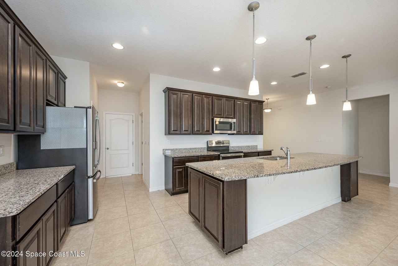 1421 Mycroft Dr - Photo 5 of 25