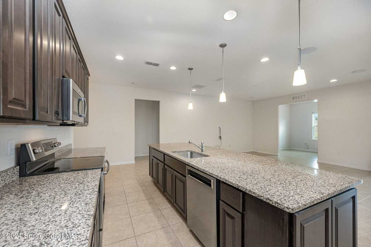 1421 Mycroft Dr - Photo 6 of 25