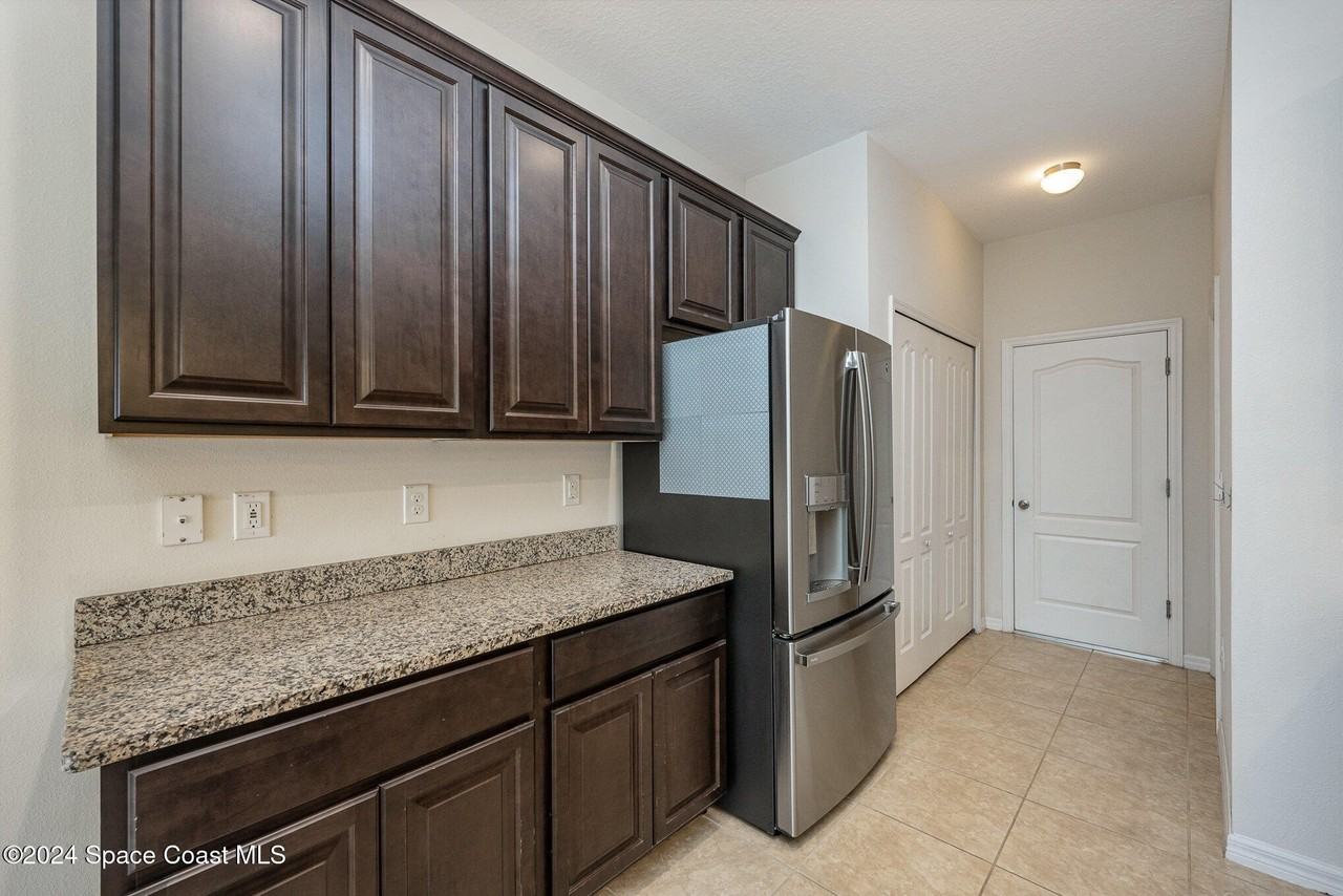 1421 Mycroft Dr - Photo 7 of 25