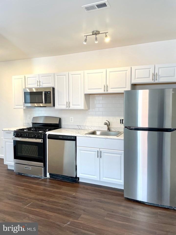 E Street Expy #1 - Photo 2 of 6