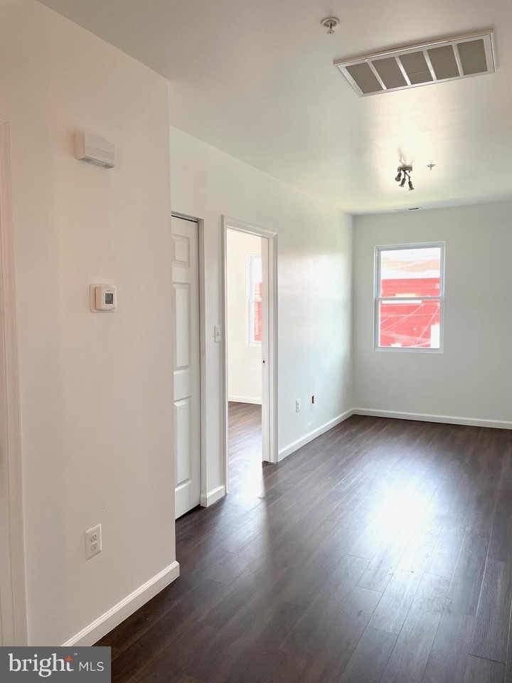 E Street Expy #1 - Photo 4 of 6