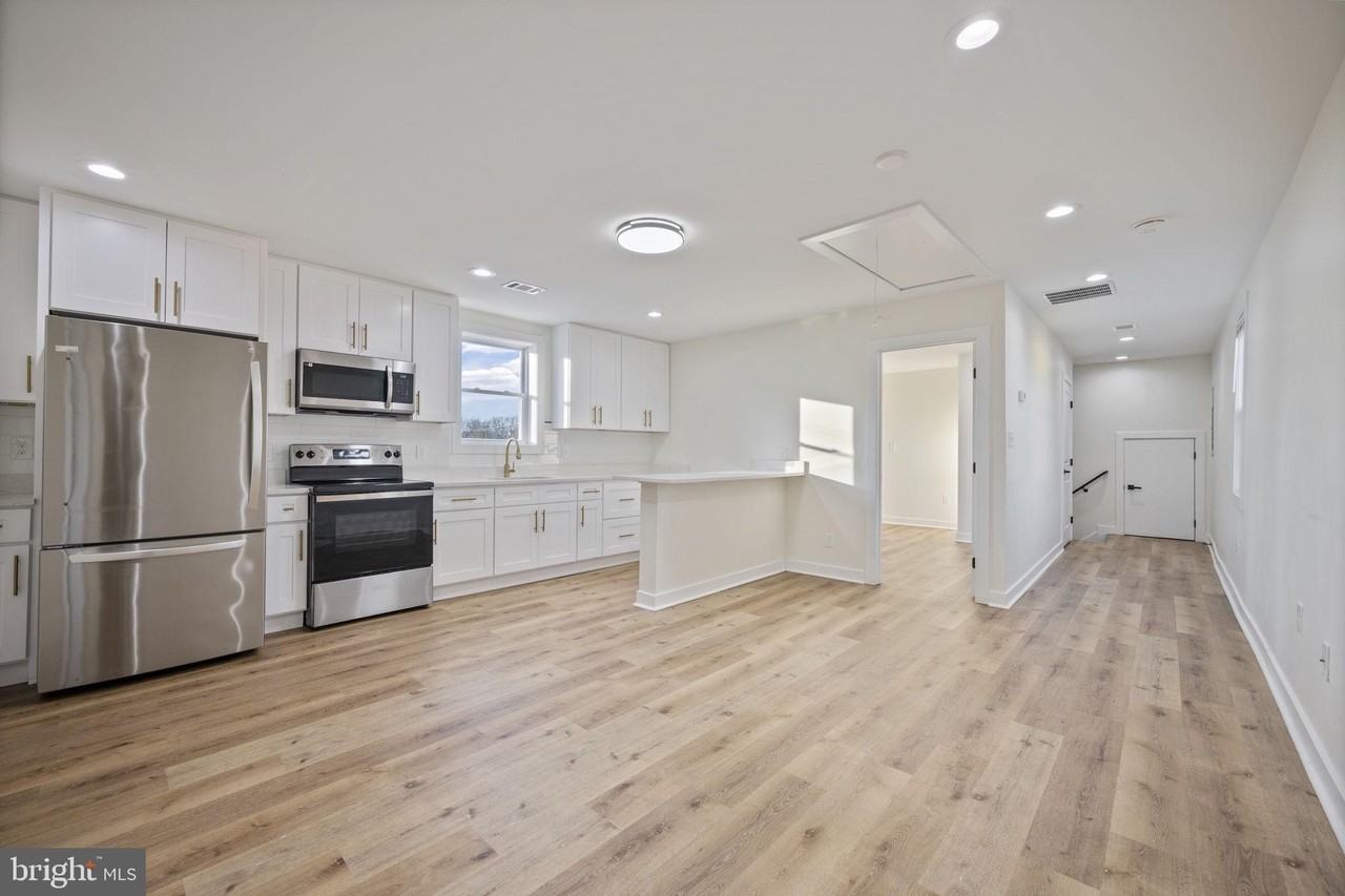 555 S Marlyn Ave Apt A - Photo 2 of 30