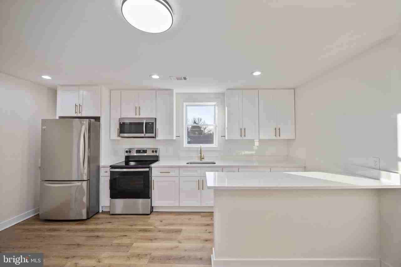 555 S Marlyn Ave Apt A - Photo 3 of 30