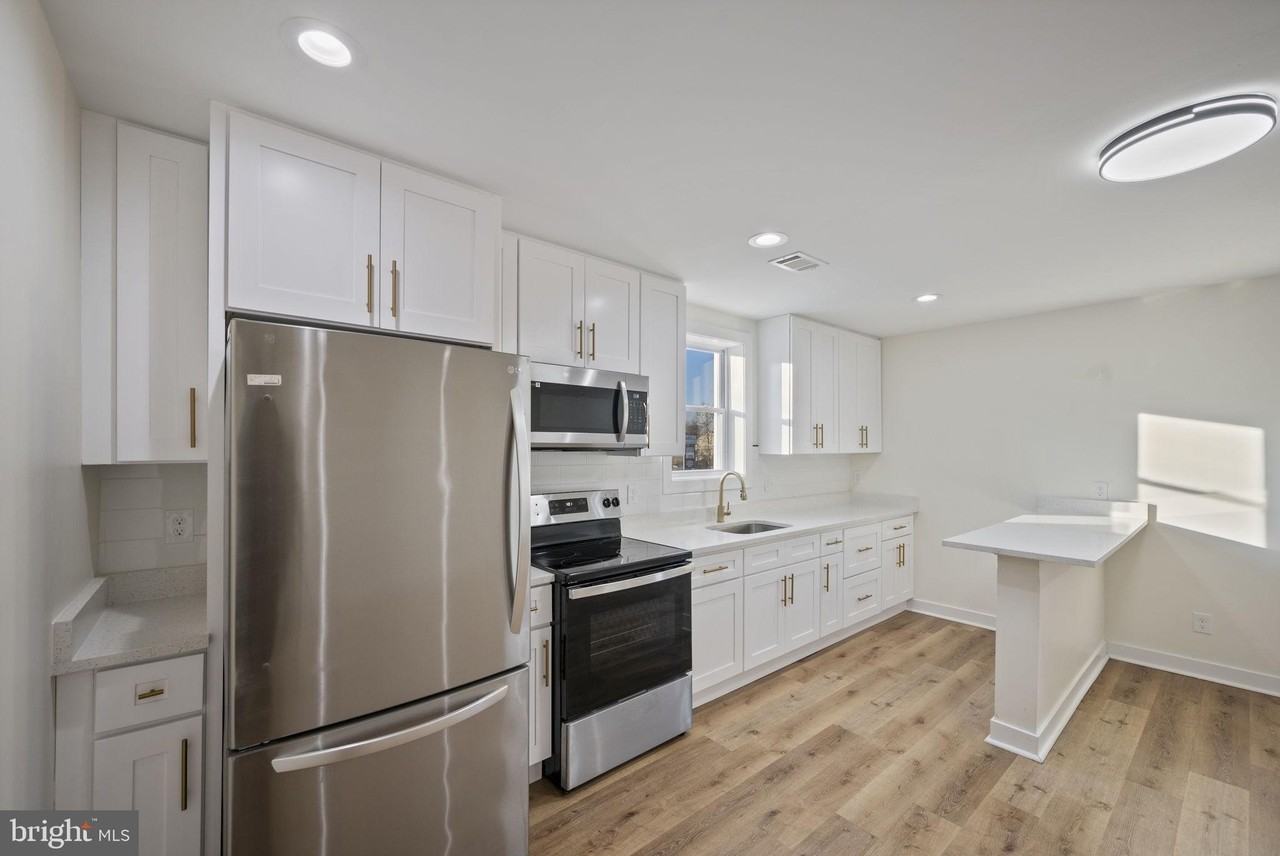 555 S Marlyn Ave Apt A - Photo 4 of 30