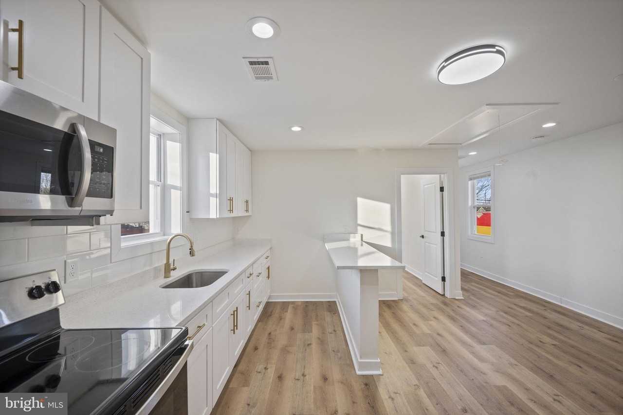 555 S Marlyn Ave Apt A - Photo 5 of 30