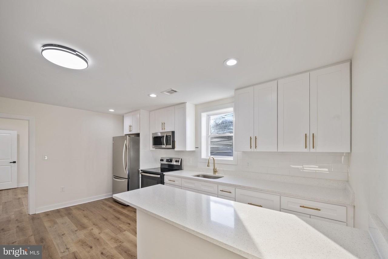 555 S Marlyn Ave Apt A - Photo 6 of 30