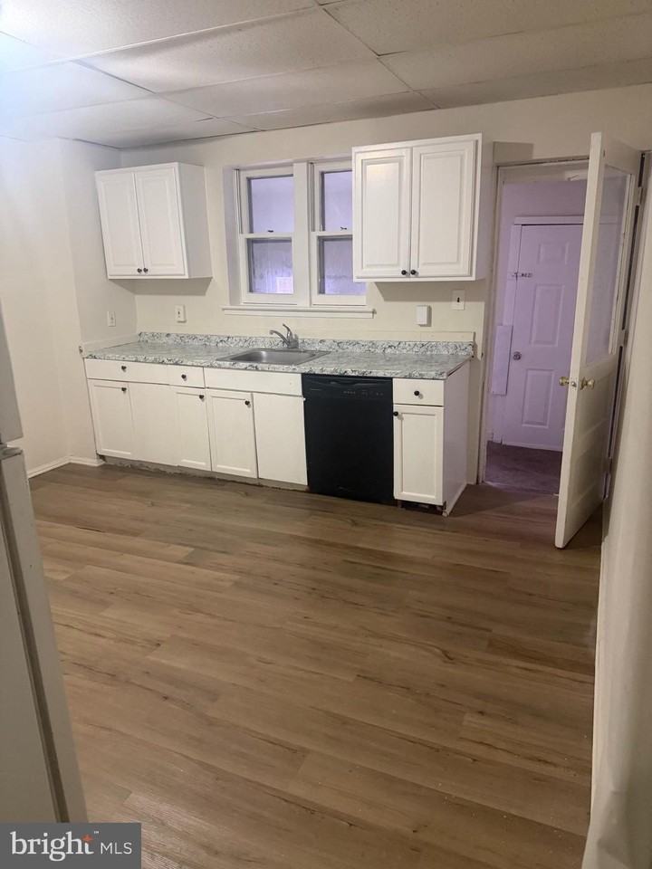 802 Fairbanks Ave - Photo 2 of 8