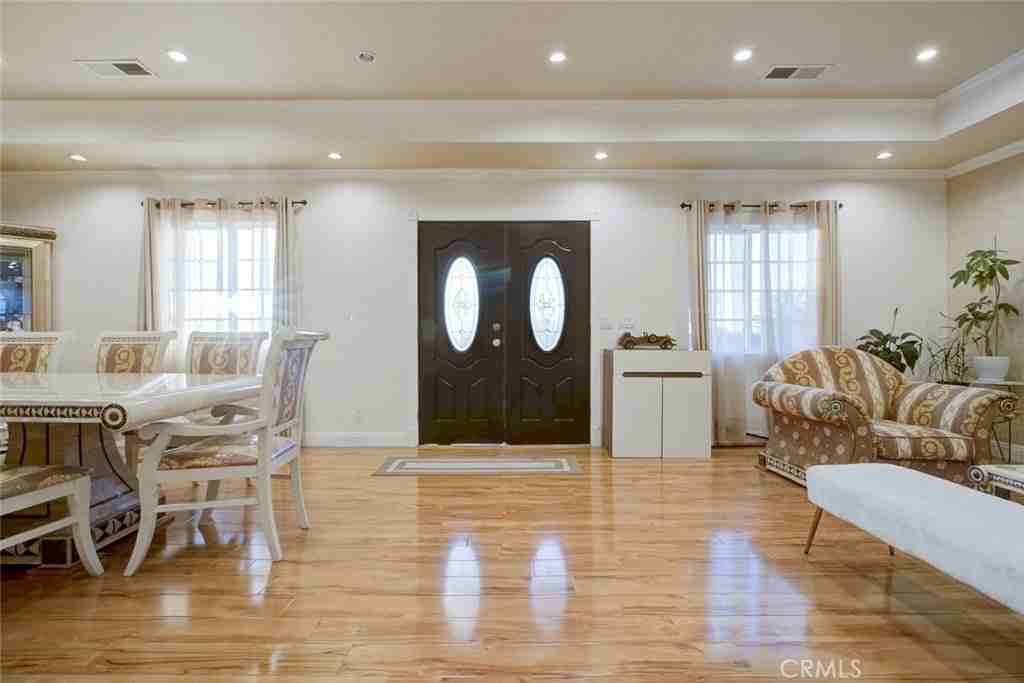 10624 Mcclemont Ave - Photo 4 of 33