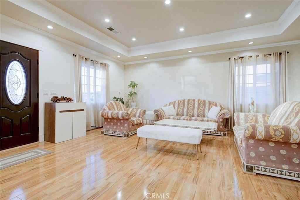 10624 Mcclemont Ave - Photo 6 of 33